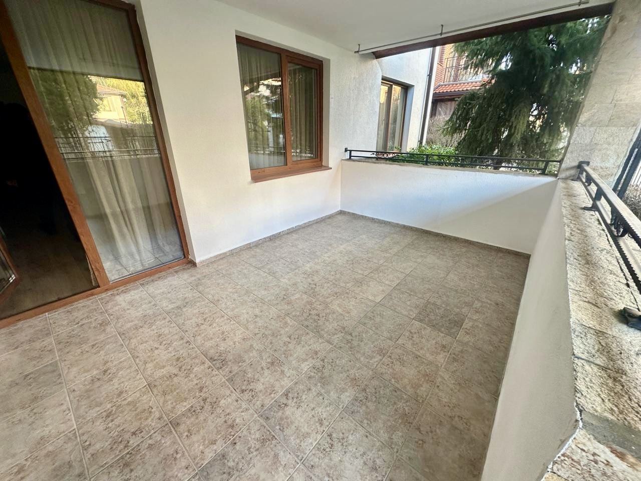 Spacious ground-floor studio with large terrace and potential for a one-bedroom apartment – security and comfort in Nessebar