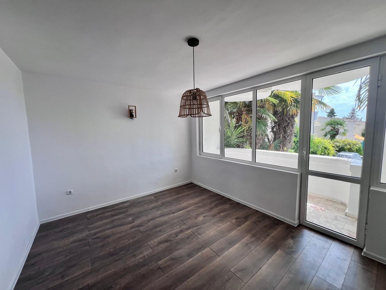 First-line sea property in Ravda – two-bedroom maisonette with sea view and private parking space
