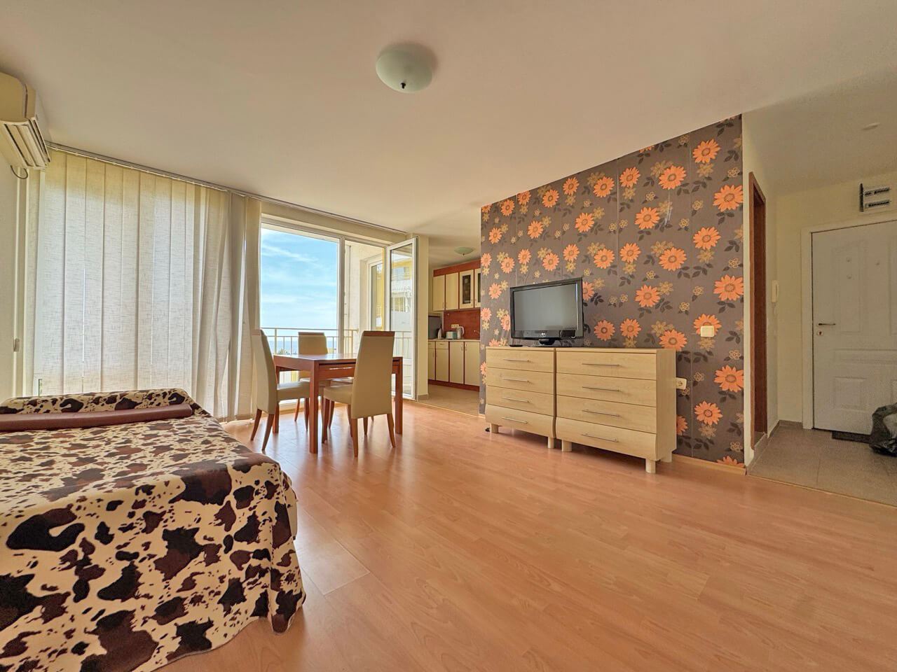 One-bedroom apartment with sea panorama and pool view in a prestigious complex in Sveti Vlas