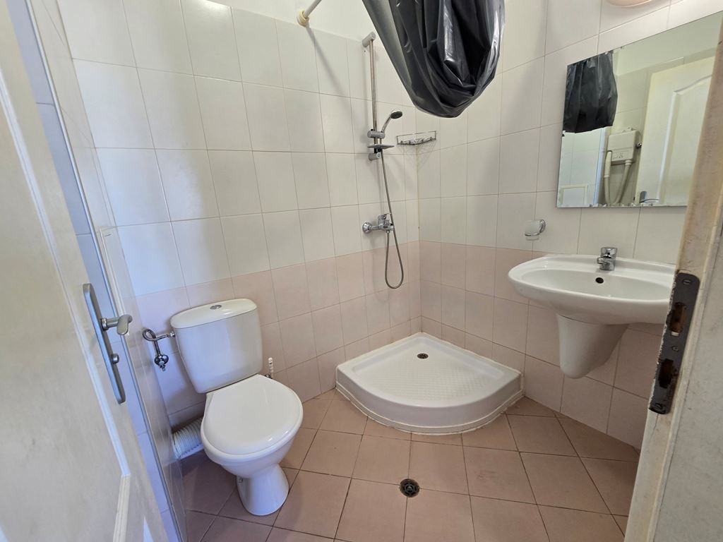 Spacious three room apartment with an excellent location and close proximity to the sea