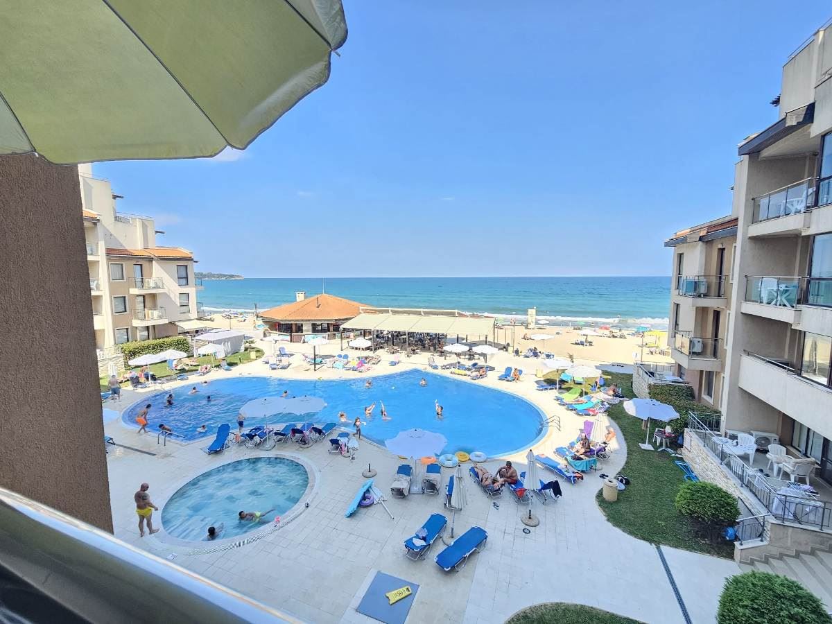 Luxury three-bedroom apartment on the beachfront in Obzor – panoramic sea and mountain views