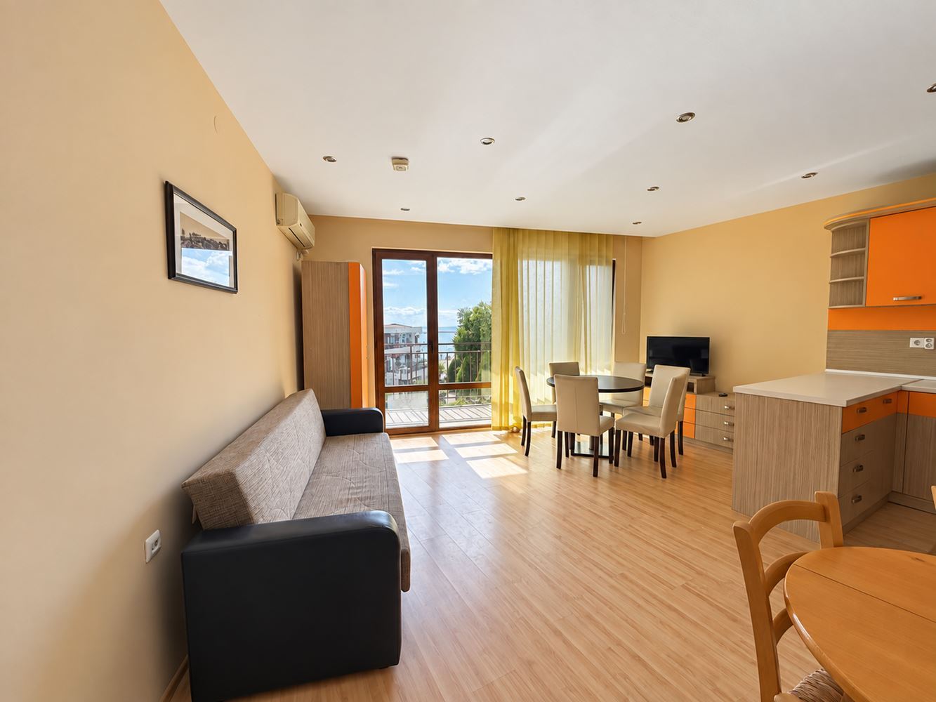 Elenite: spacious two-bedroom apartment on the first line with sea view