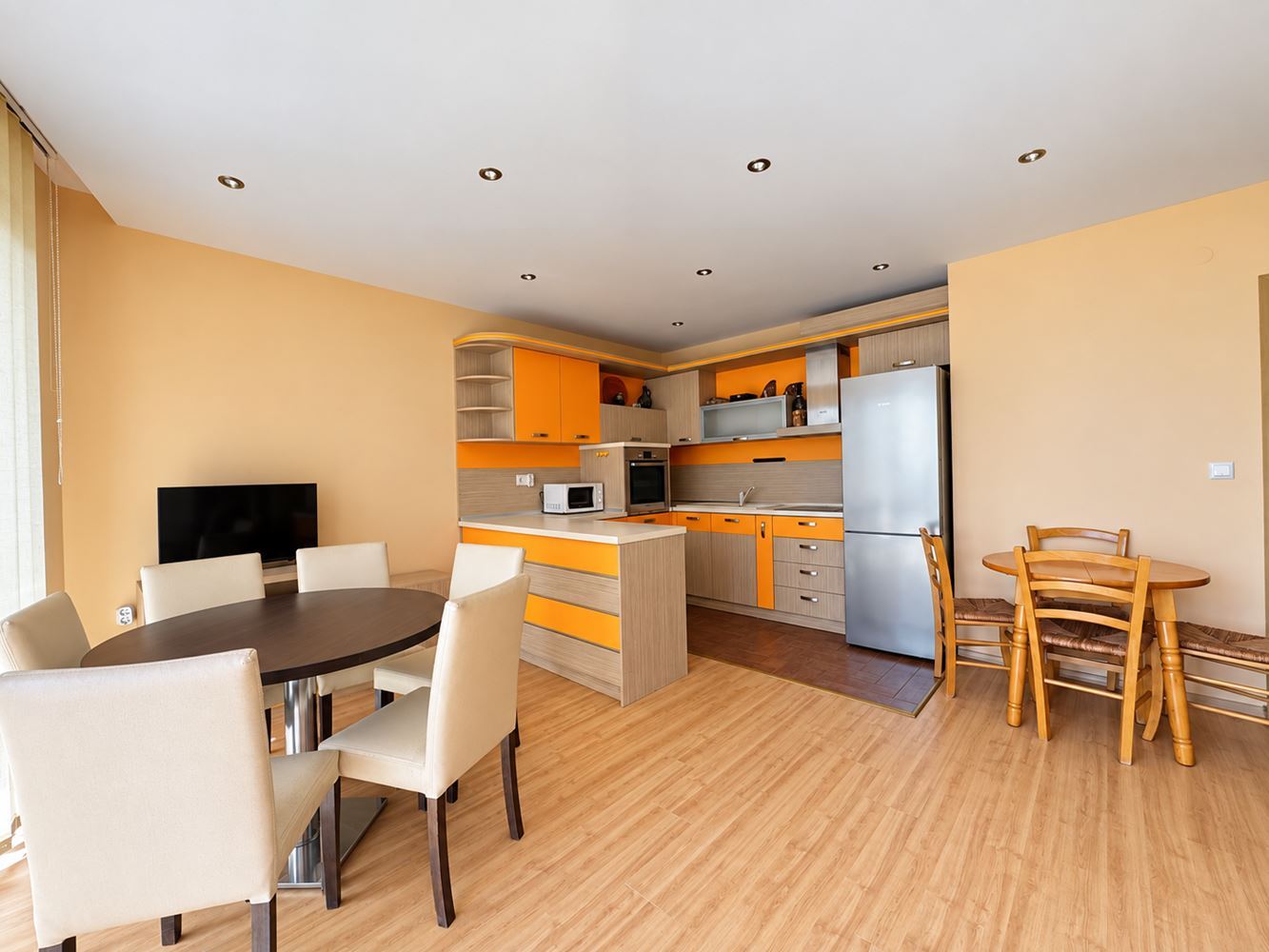 Elenite: spacious two-bedroom apartment on the first line with sea view