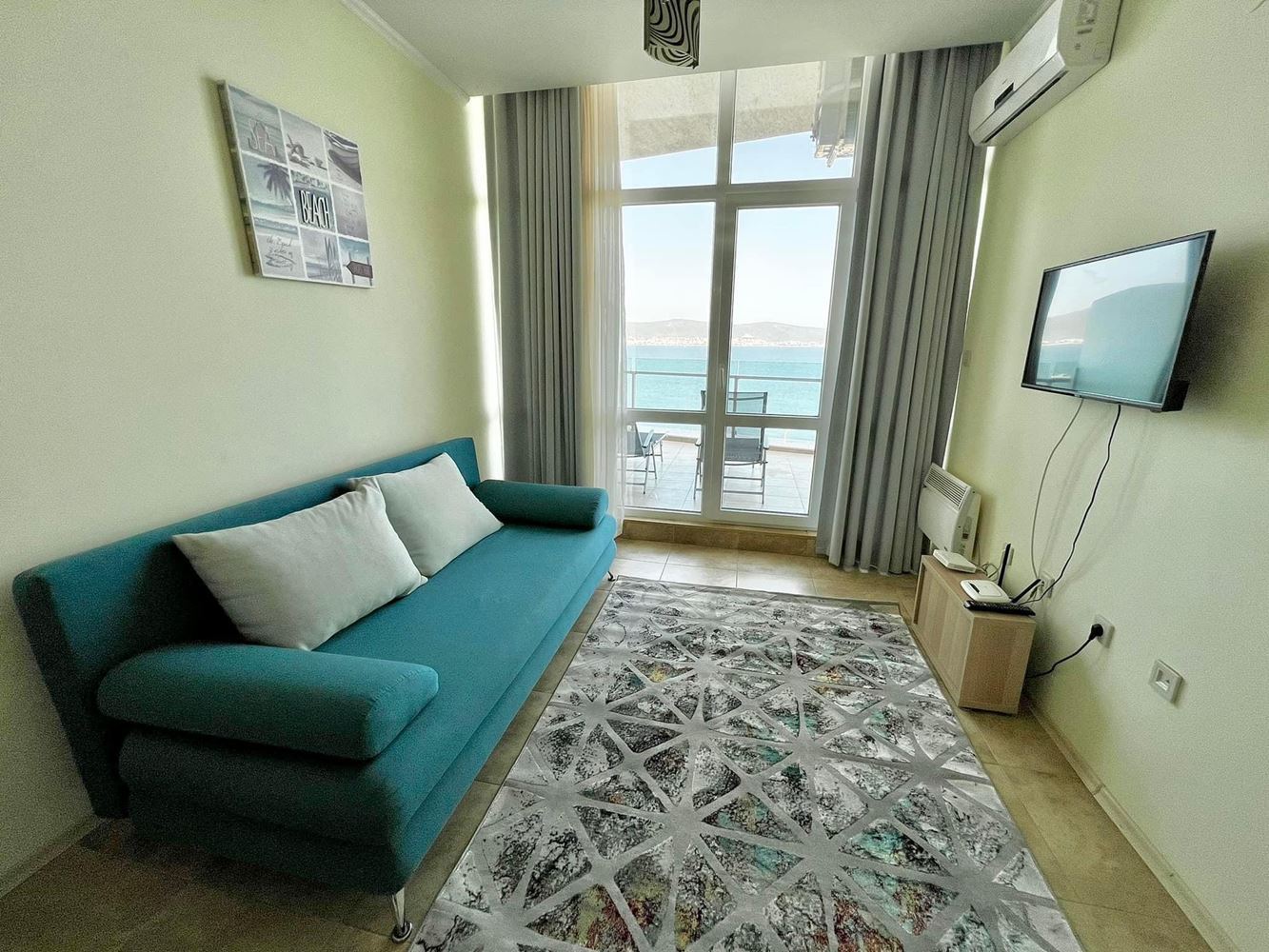 One-bedroom apartment on the first line with sea view in Nessebar, 500 m from the Old Town