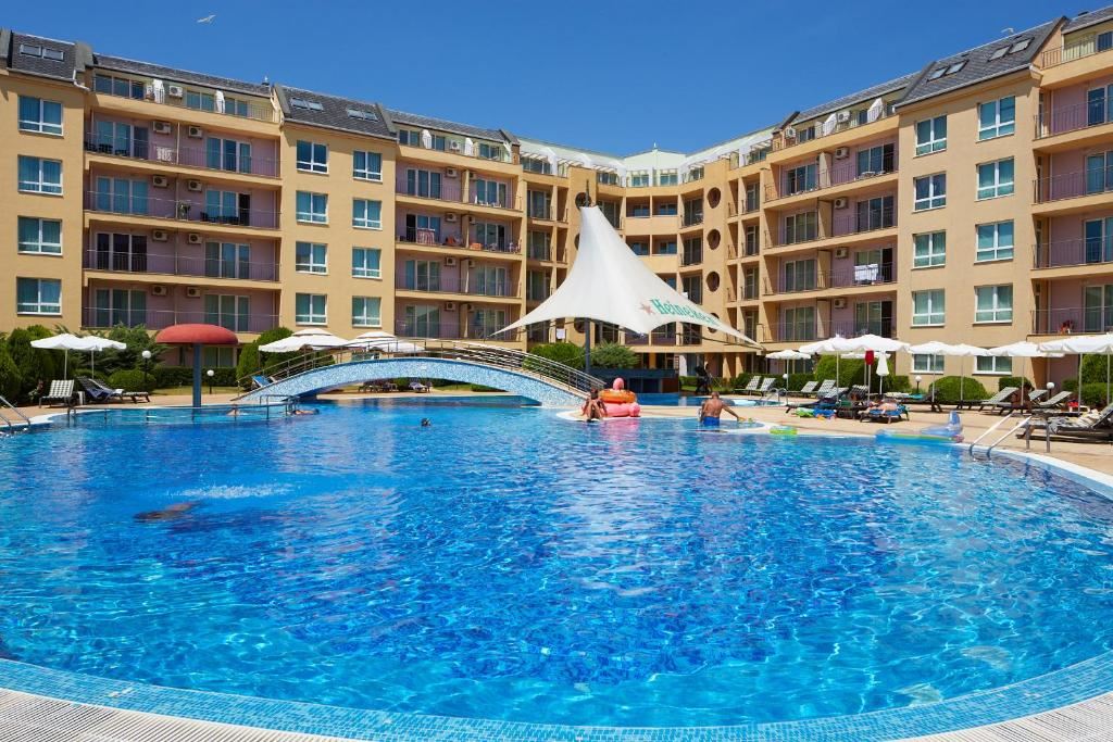 One-bedroom apartment with panoramic views in the heart of Sunny Beach