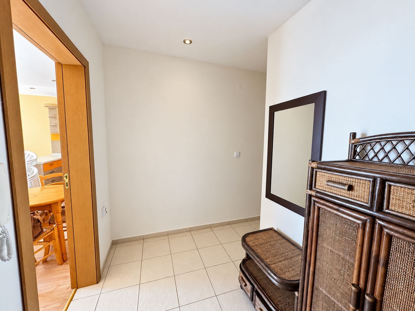 Elenite: spacious two-bedroom apartment on the first line with sea view