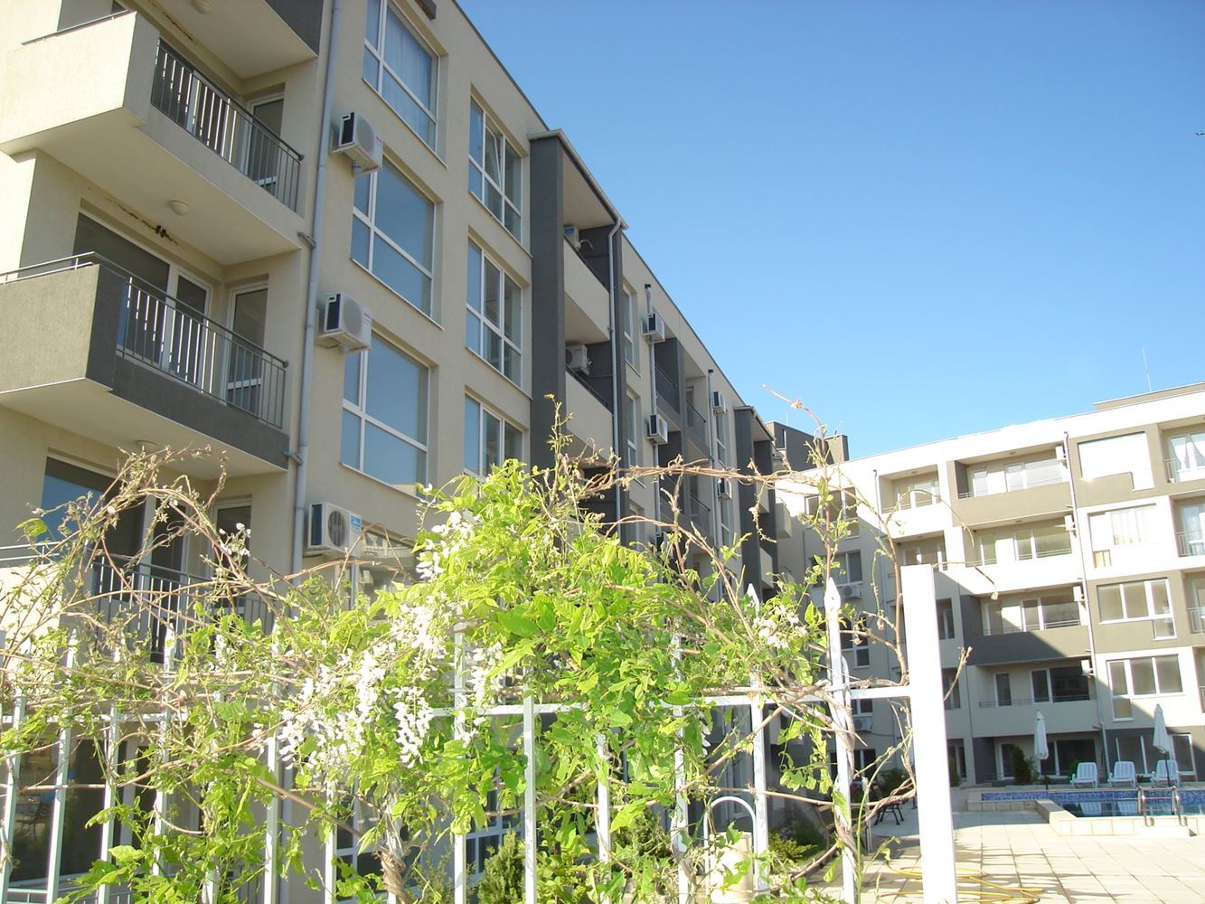 One-Bedroom Apartment in Sveti Vlas with a Low Maintenance Fee and Year-Round Amenities