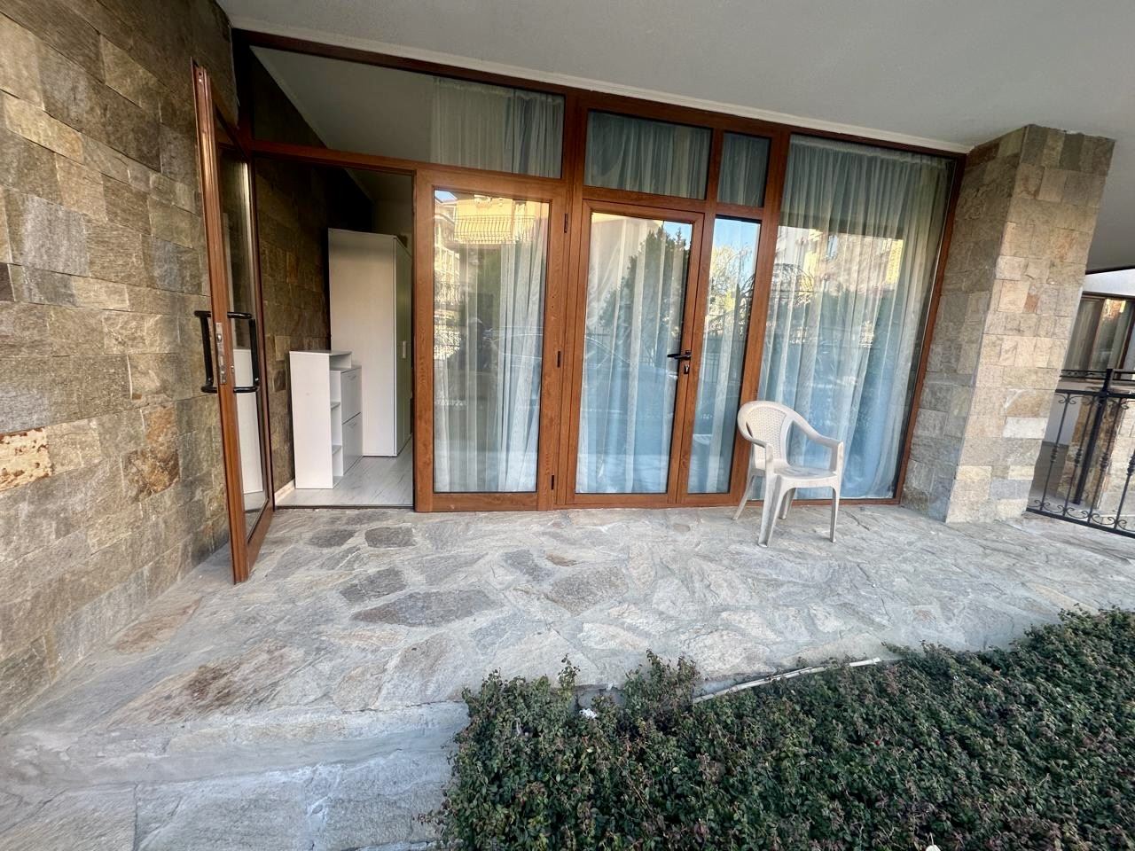 Spacious ground-floor studio with terrace and potential for a one-bedroom apartment – only 300 m from the sea