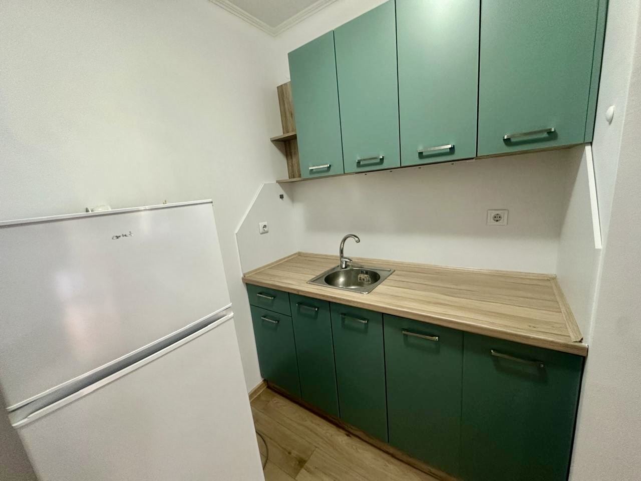 Spacious ground-floor studio with large terrace and potential for a one-bedroom apartment – security and comfort in Nessebar