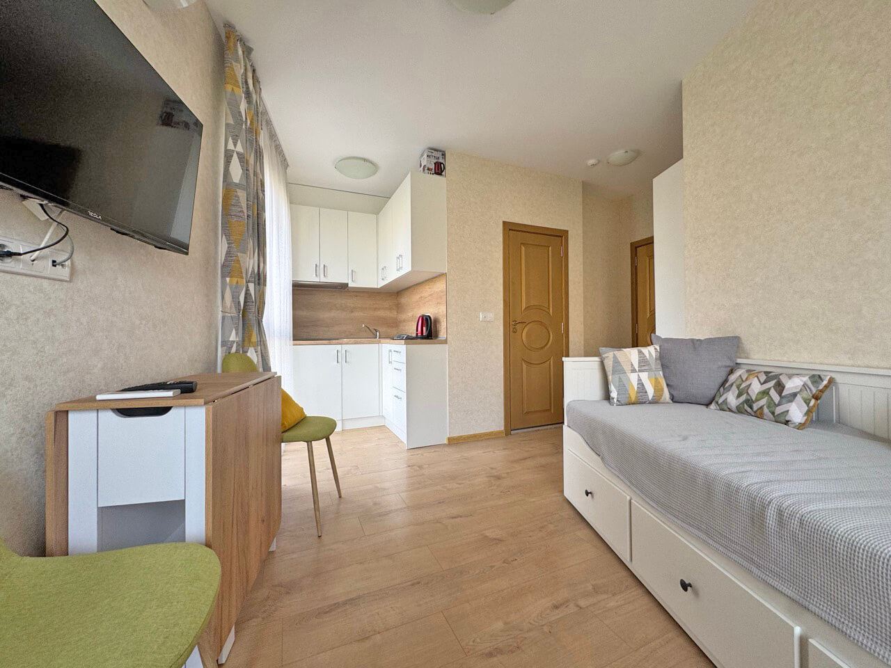 Bright studio in a luxury complex – perfect comfort by the pool