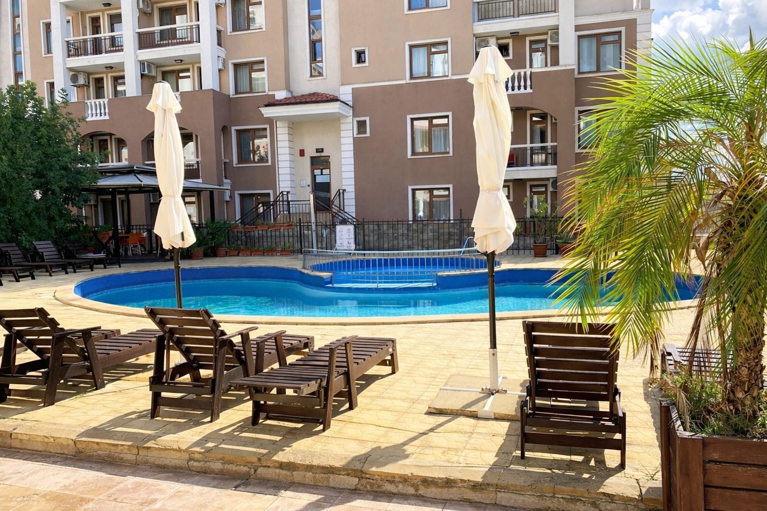 Comfortable One-Bedroom Apartment with Direct Pool Access – Ideal for Living and Investment