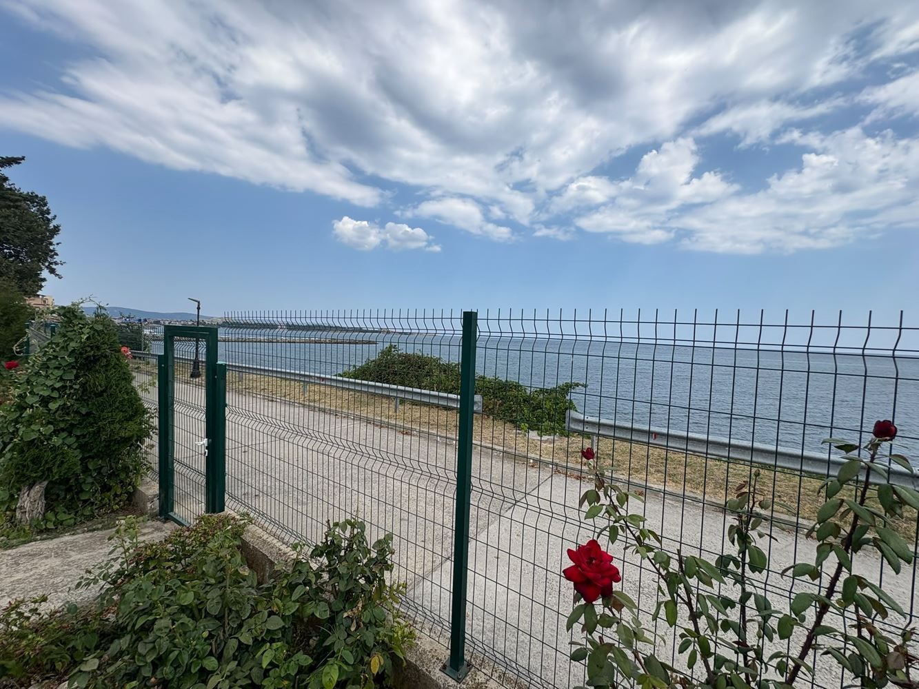 First-line sea property in Ravda – two-bedroom maisonette with sea view and private parking space