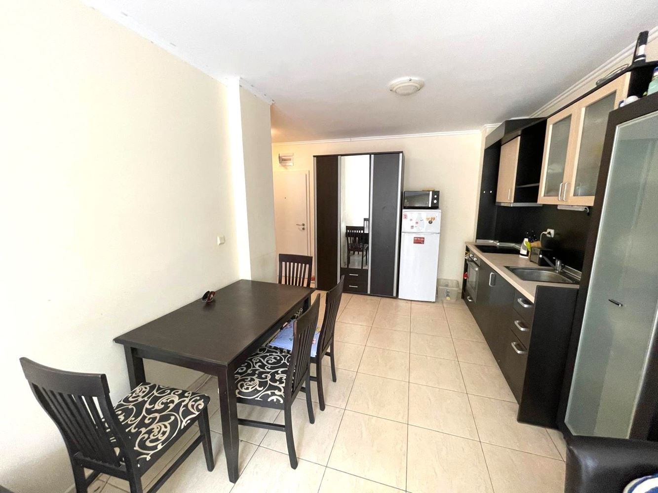 Large One-Bedroom Apartment 100 Metres from the Beach in Pomorie with Direct Access to the Swimming Pool