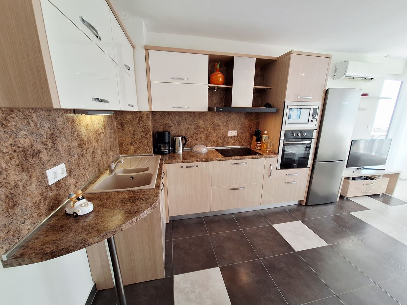 Spacious two-bedroom apartment with parking space only 200 meters from the sea in Sveti Vlas