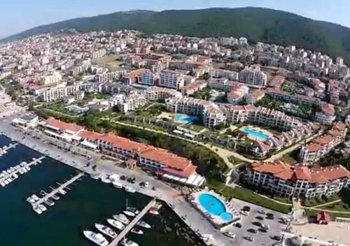 One-bedroom apartment in Sveti Vlas with direct access to the swimming pool – a quiet place for living and relaxation