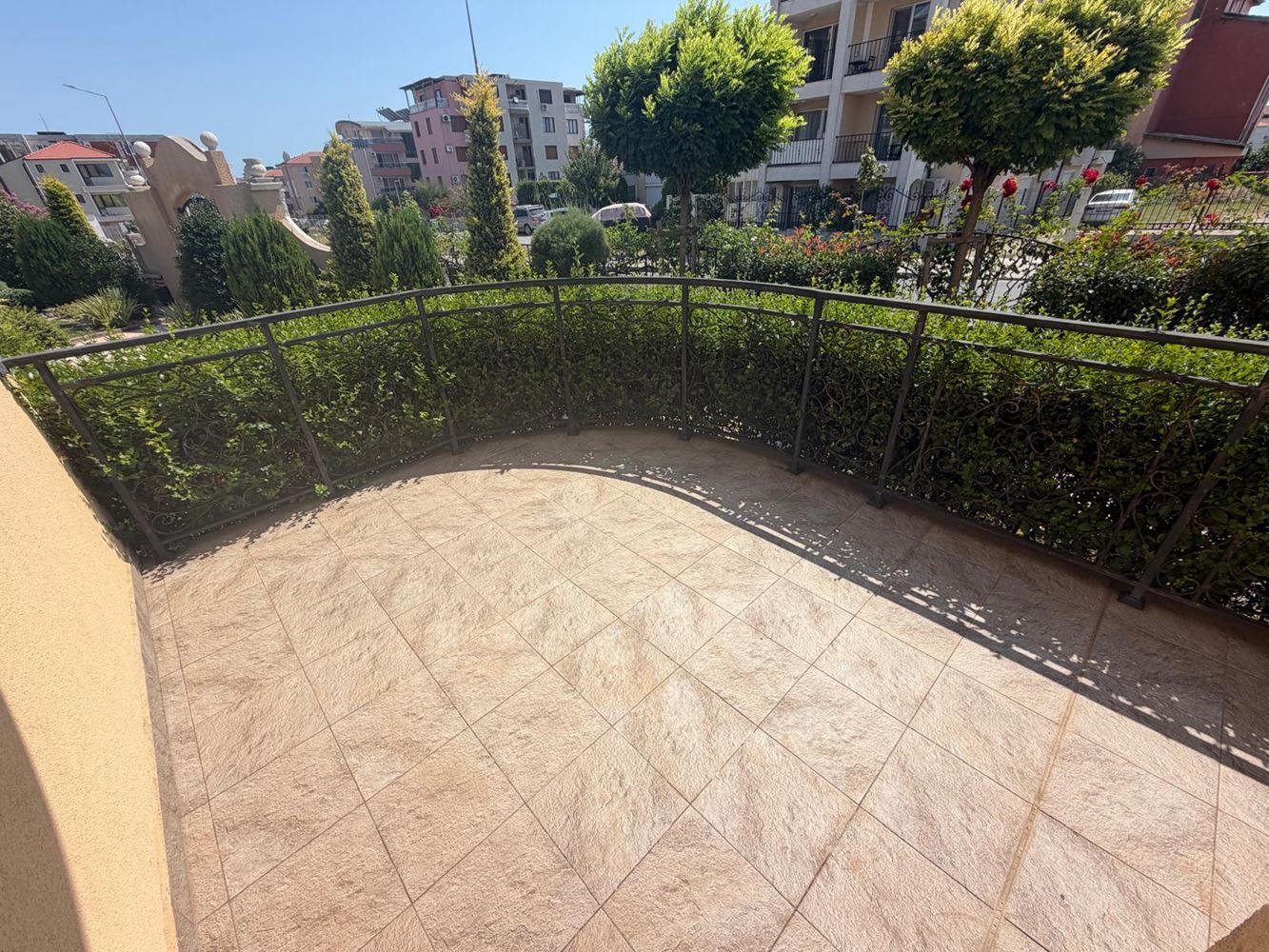 Cozy one-bedroom apartment with a huge terrace in Ravda – your own private space by the sea