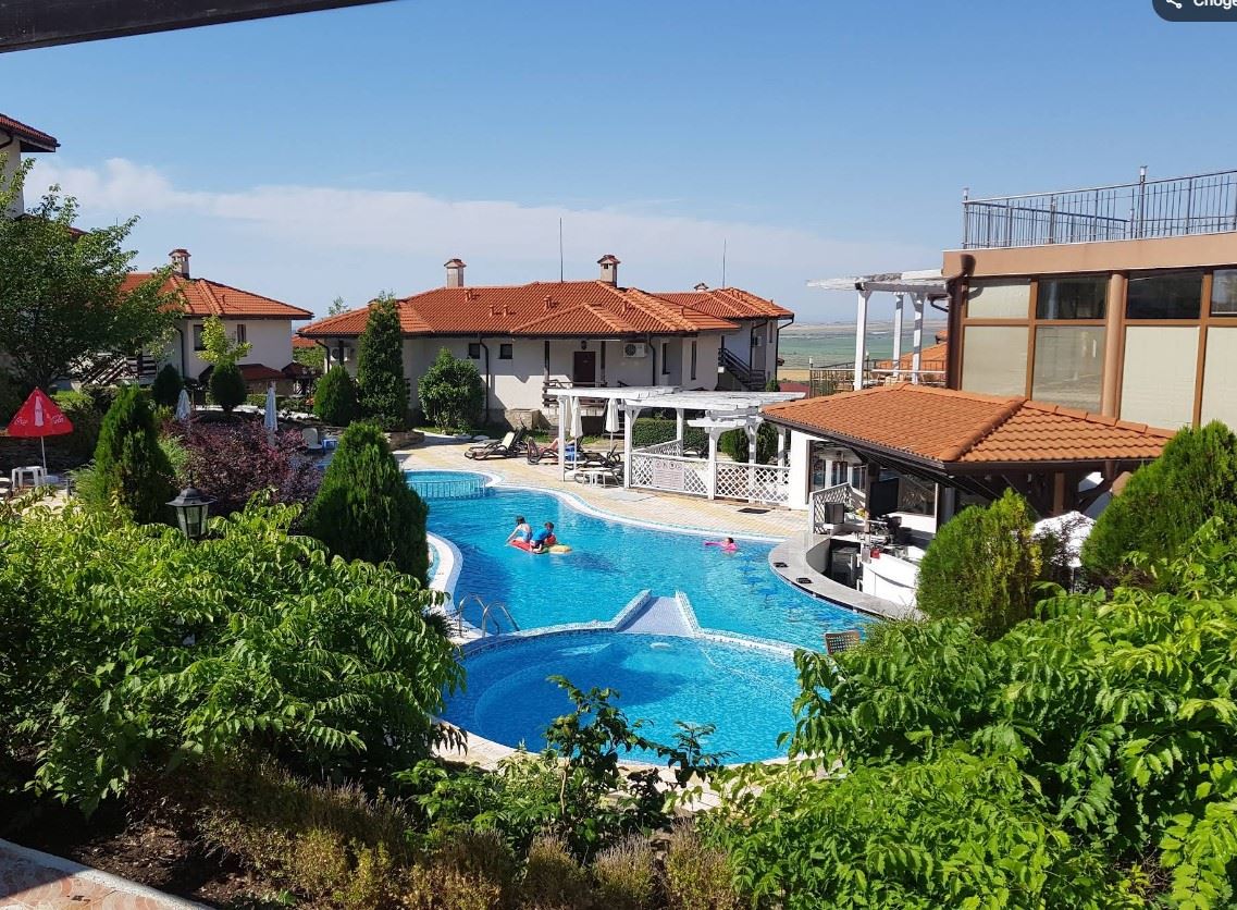 Spacious two-bedroom apartment in a modern complex with pools and excellent infrastructure – ready to move in or for investment