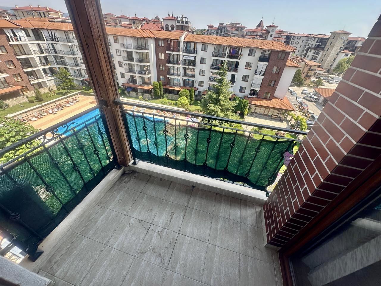 Spacious one-bedroom apartment with a view of the landscaped garden in Nessebar