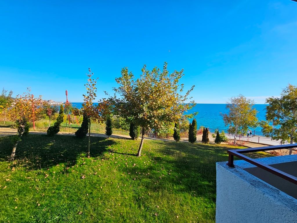 First line in Sveti Vlas – spacious apartment with two bedrooms and excellent infrastructure