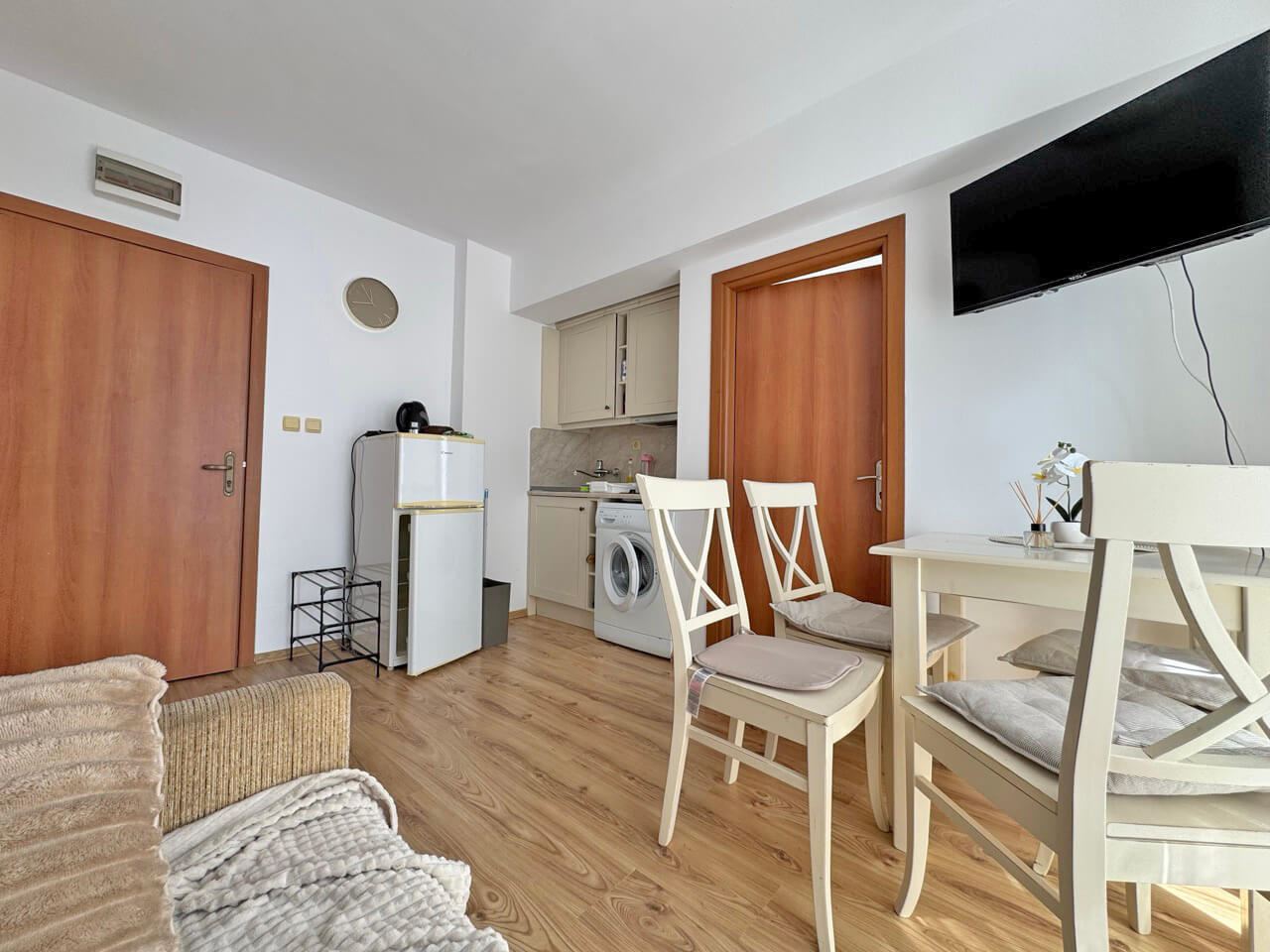 Cozy Two-Bedroom Apartment Within Walking Distance of the Beach