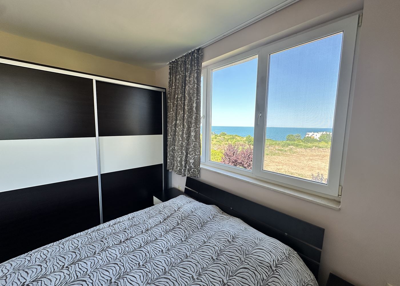 Spacious one-bedroom apartment with panoramic sea view in Chernomorets – a ready home by the sea