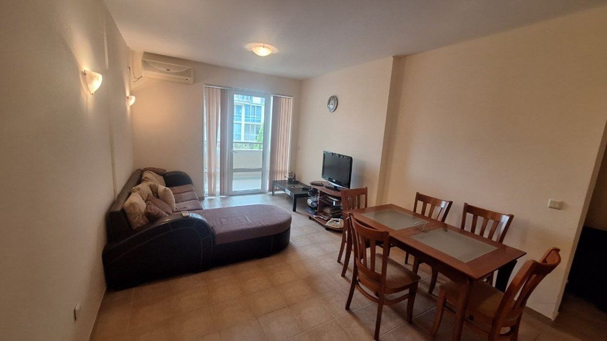 Spacious two-bedroom apartment just meters from the beach in Ravda