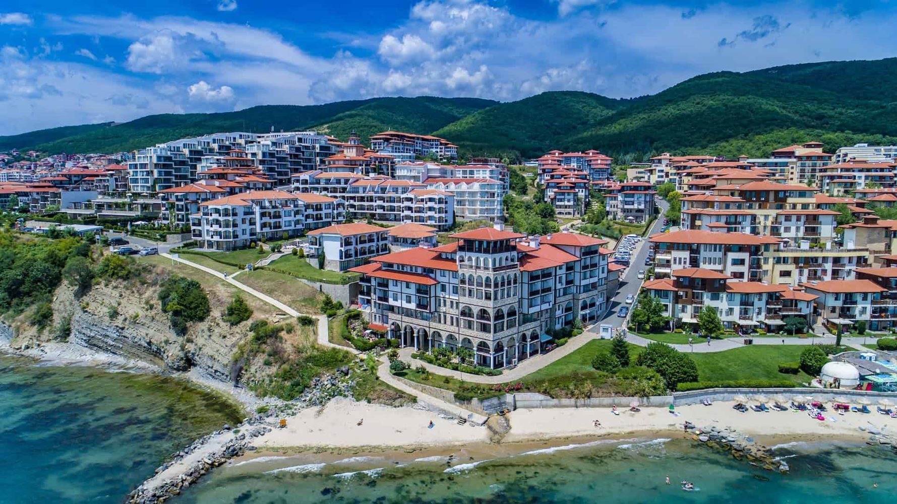 Luxury and tranquility on the first sea line in Sveti Vlas – spacious one-bedroom apartment with pool view