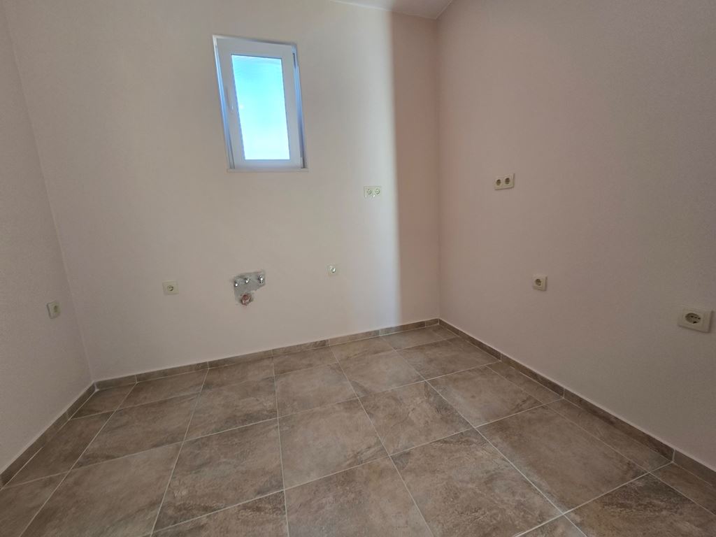 New One-Bedroom Apartment in Pomorie – Renovated, Ready for Furnishing, with a Spacious Balcony and Barbecue
