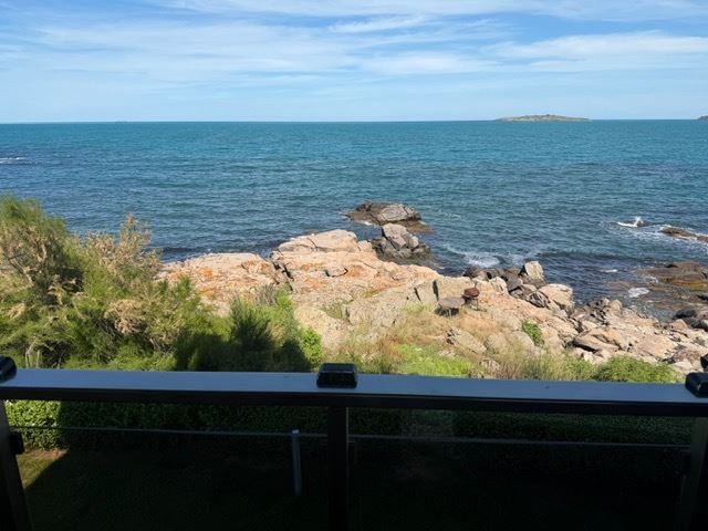 Spacious Apartment with 2 Bedrooms on the First Sea Line with Frontal Panoramic Sea View