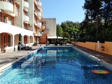 Spacious and Modern One-Bedroom Apartment with Full Amenities in Pomorie