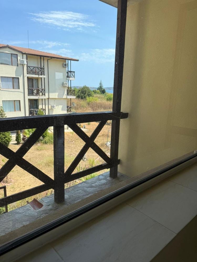 Spacious Two-Bedroom Apartment with Sea View, 500 m from the Beach in Chernomorets