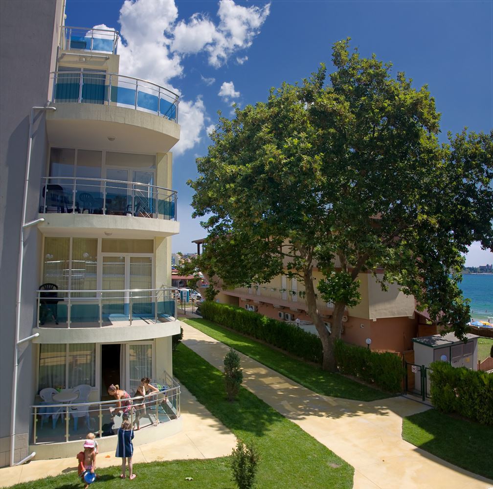 Sunny and spacious studio with sea view in Ravda – 100 m from the beach, in a well-maintained complex with a pool and greenery