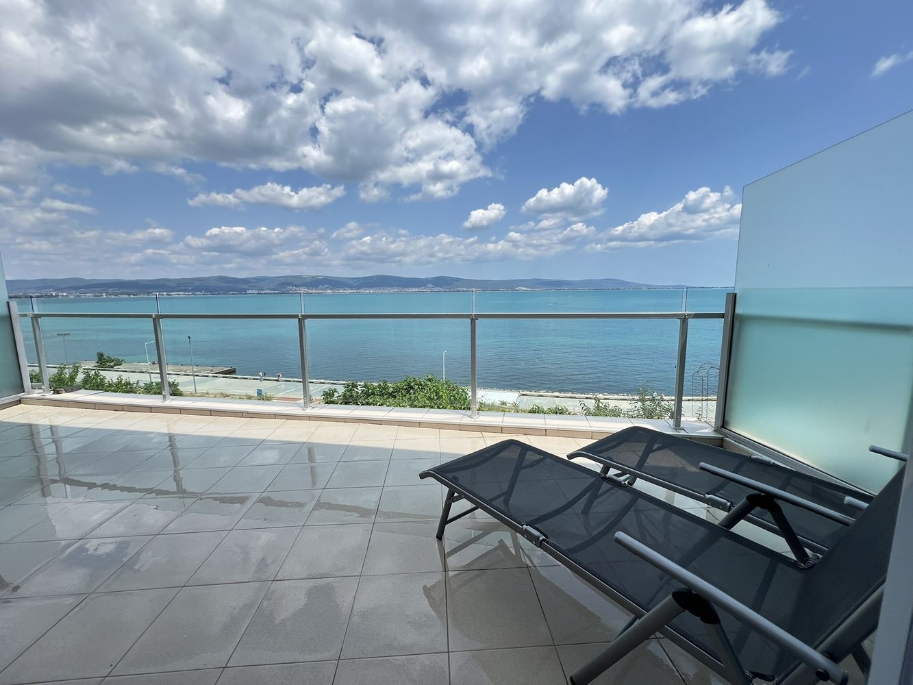 One-bedroom apartment on the first line with sea view in Nessebar, 500 m from the Old Town