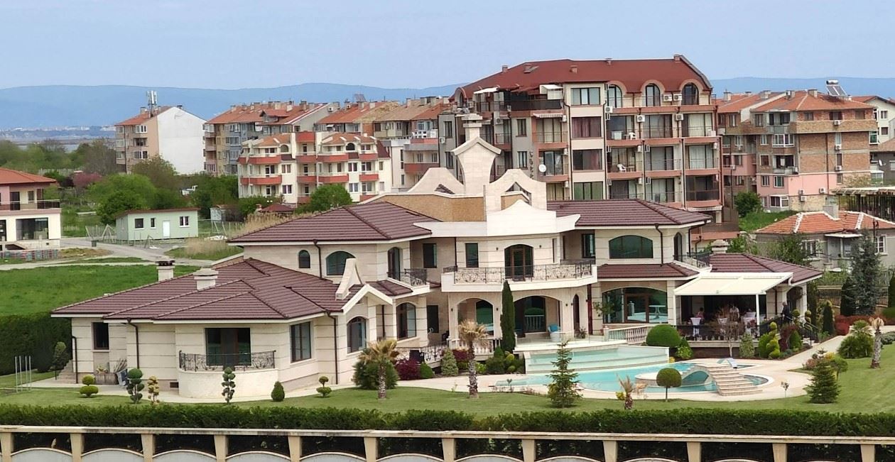 One-bedroom apartment in a complex in Pomorie – 300 m from the beach, excellent investment