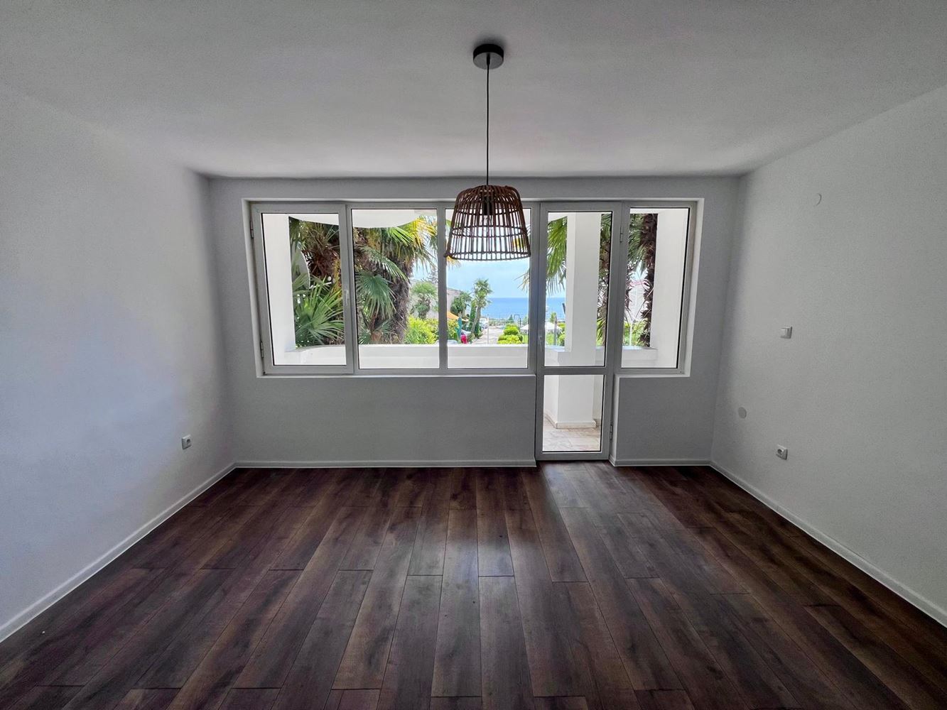 First-line sea property in Ravda – two-bedroom maisonette with sea view and private parking space