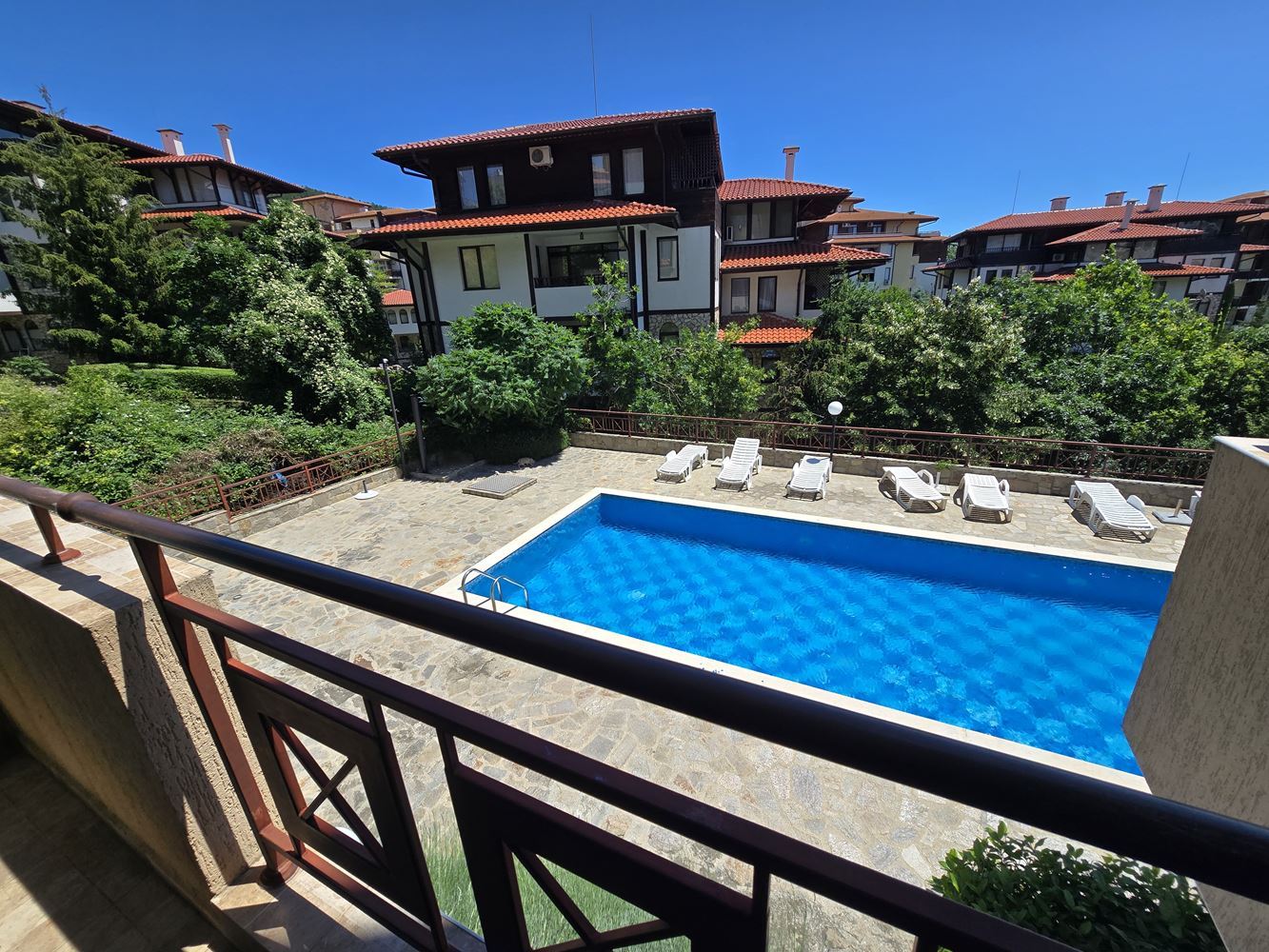 One-bedroom apartment in Sveti Vlas with direct access to the swimming pool – a quiet place for living and relaxation