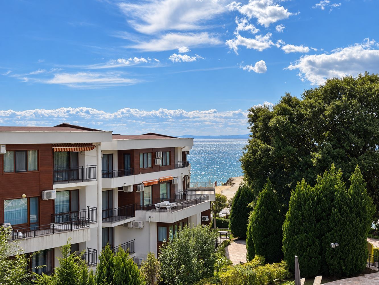Elenite: spacious two-bedroom apartment on the first line with sea view