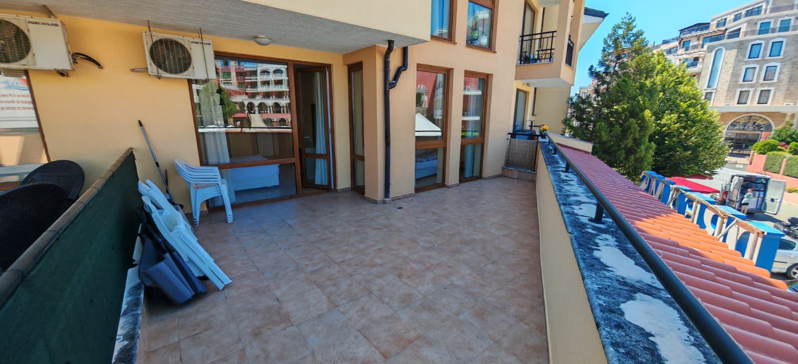 Three-room apartment 200 m from the sea in Sveti Vlas with two terraces and partial sea view