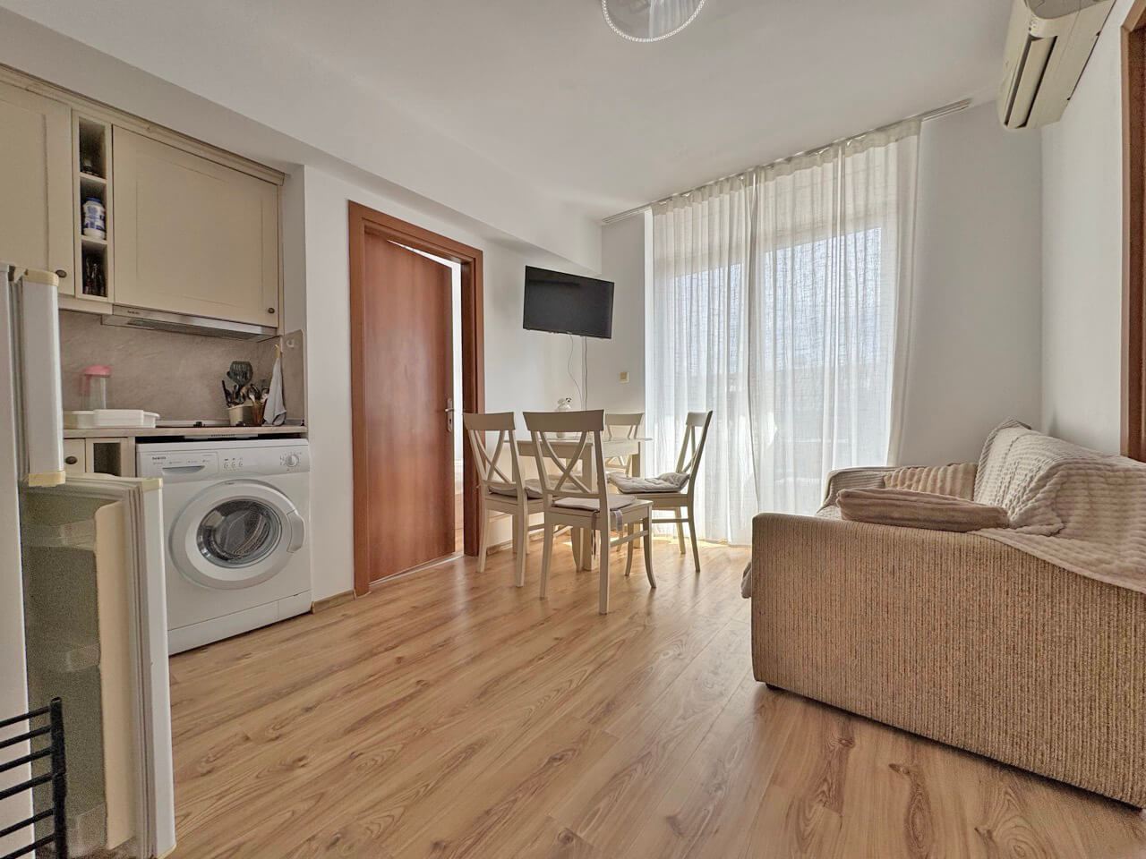 Cozy Two-Bedroom Apartment Within Walking Distance of the Beach