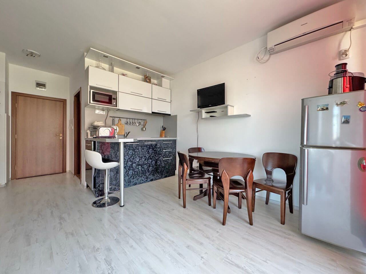 Three-room apartment in a complex with a well-organized environment and cozy atmosphere