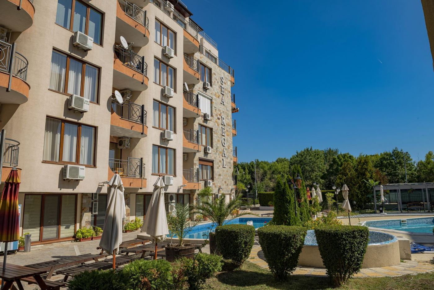 One-bedroom apartment with panoramic pool view – Sunny Beach, only 300 m from the sea