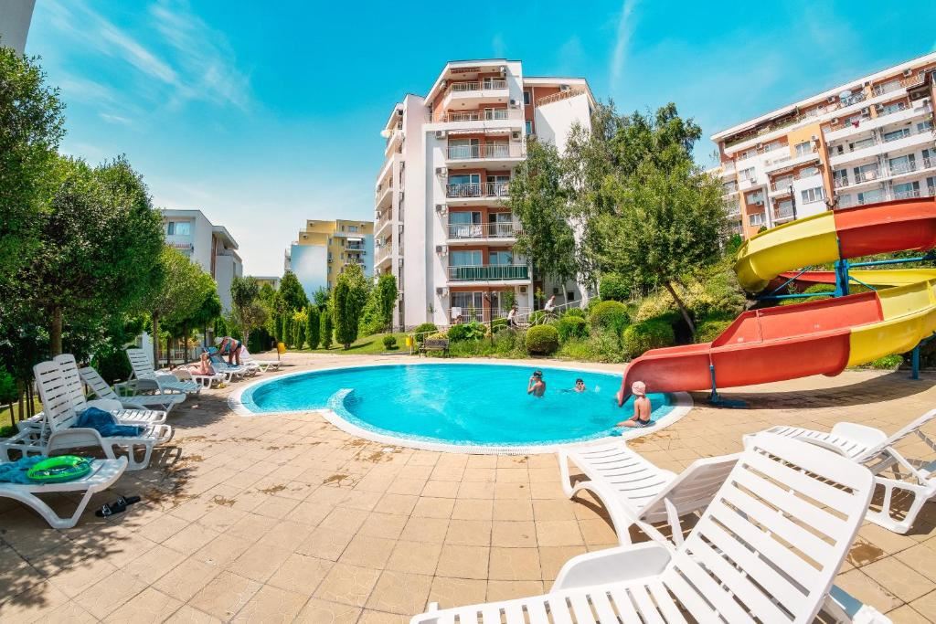 Spacious studio in Sveti Vlas with beautiful pool view – excellent investment by the sea