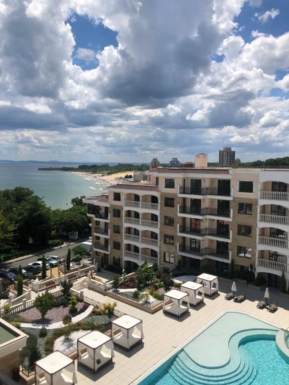 Spacious One-Bedroom Apartment with Panoramic Sea View in a Luxury First-Line Complex in Nessebar
