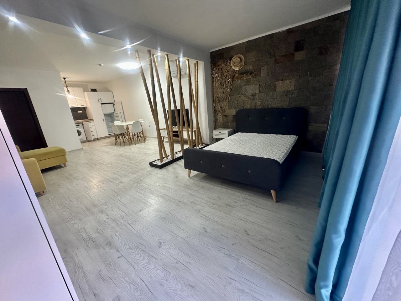 Spacious ground-floor studio with terrace and potential for a one-bedroom apartment – only 300 m from the sea