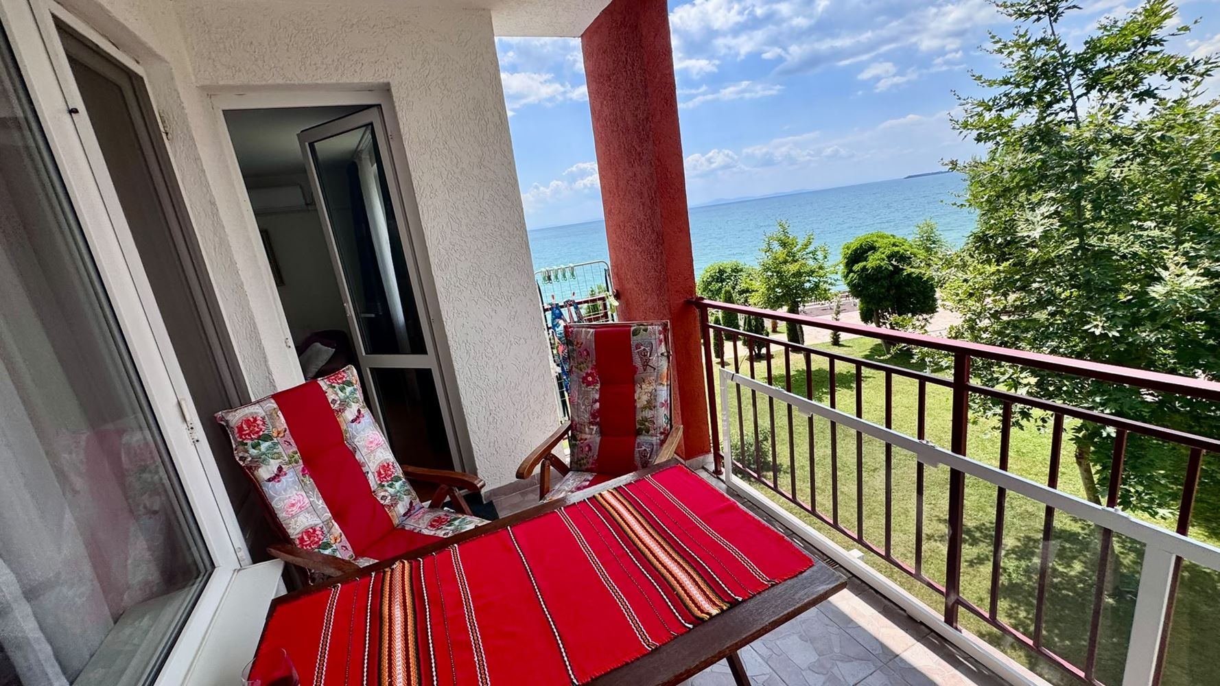 First Line in Sveti Vlas – Apartment with Sea View in a Complex with Its Own Infrastructure