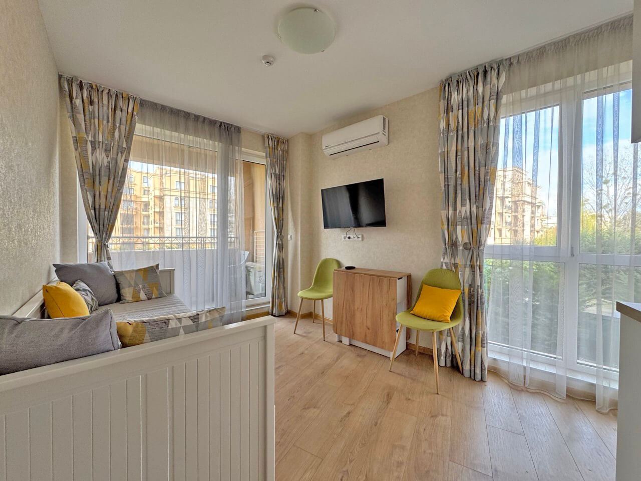 Bright studio in a luxury complex – perfect comfort by the pool