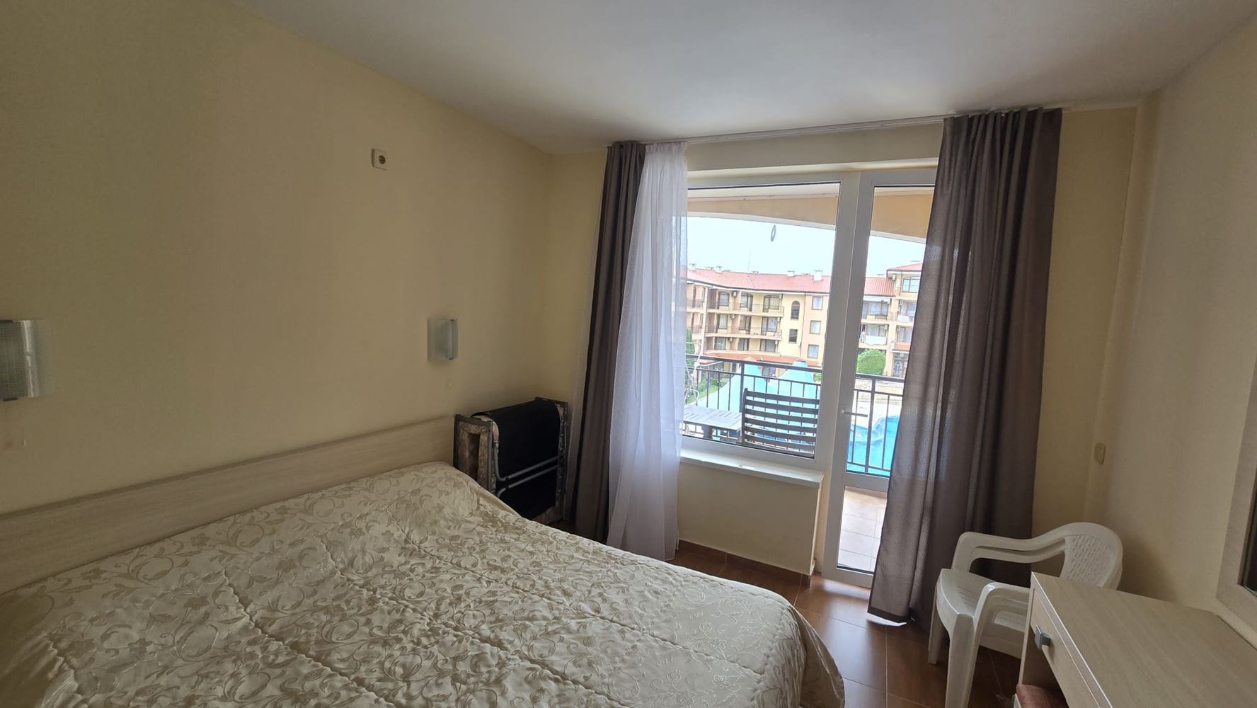 One-Bedroom Apartment with Pool View in Sveti Vlas – Just Steps from the Sea