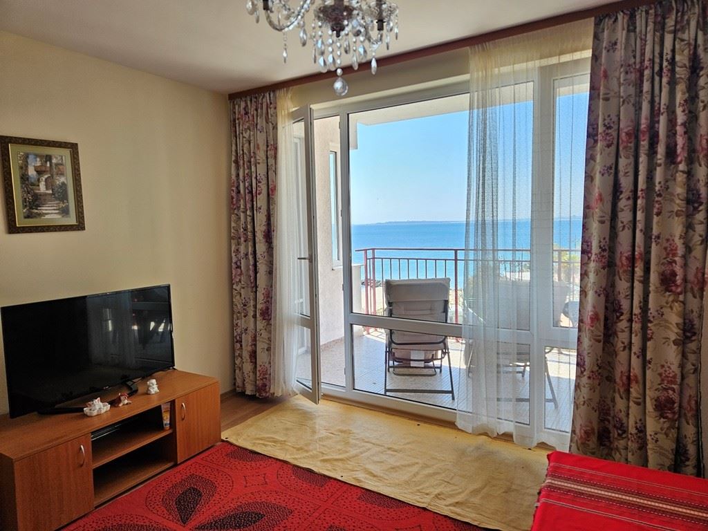 Sveti Vlas, beachfront – panoramic one-bedroom apartment with sea view from every room