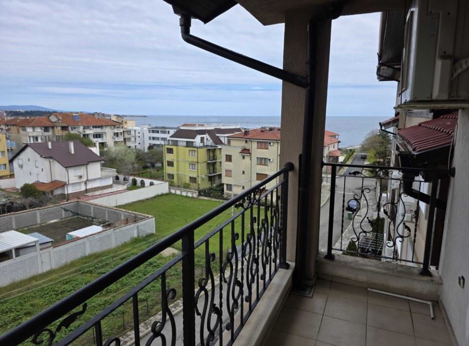 Spacious apartment with two bedrooms and sea view in Ravda