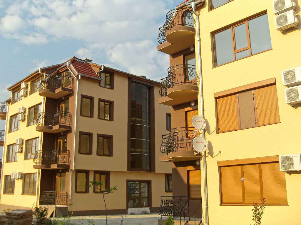 Fully furnished one-bedroom apartment 200 m from the beach in Ravda – peace, greenery, and comfort in a small complex